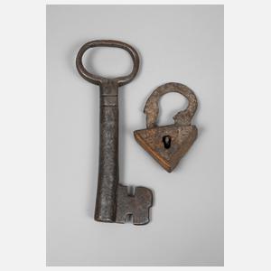 Gotischer Schlüssel und Vorhängeschloss