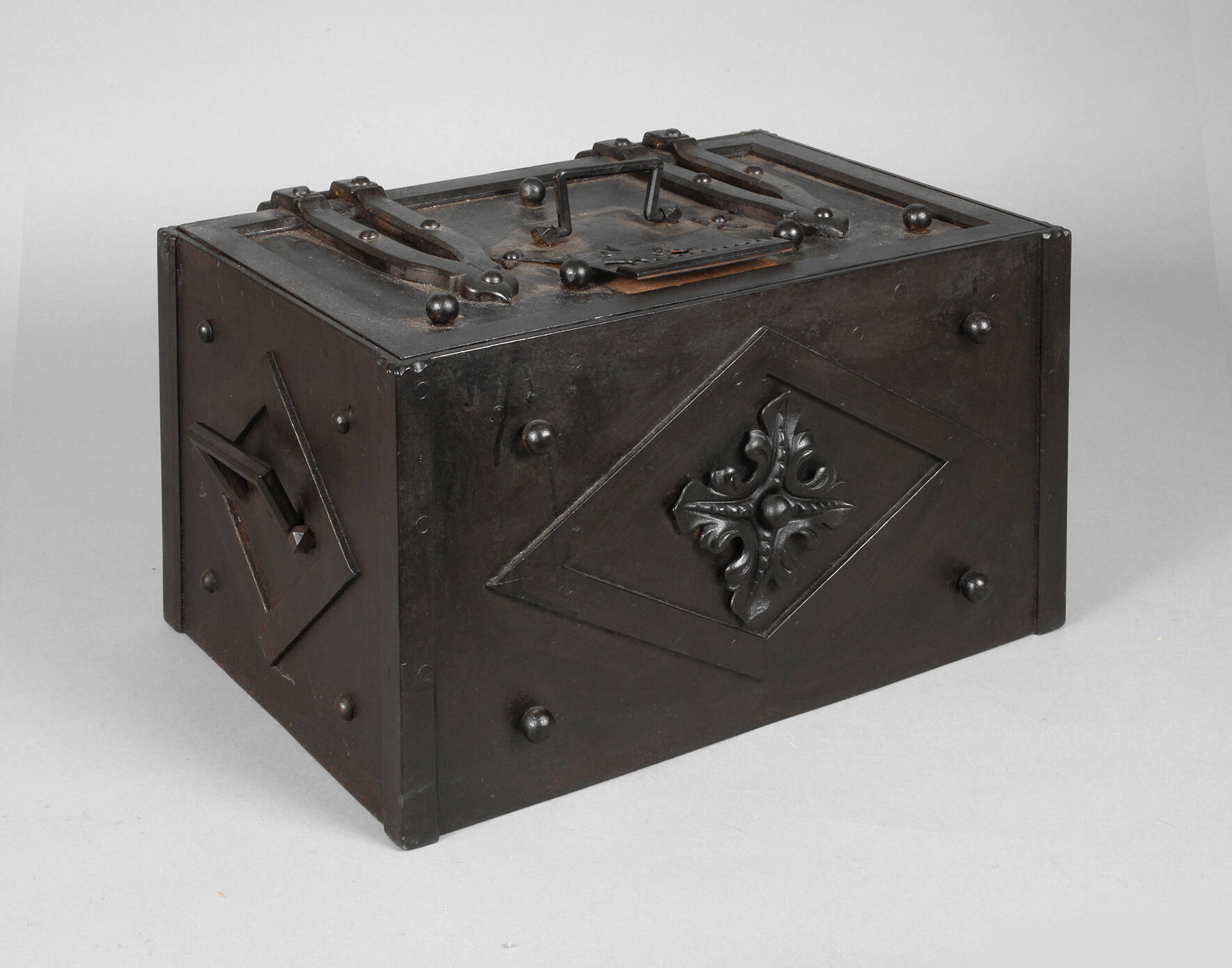 Kleine Eisentruhe