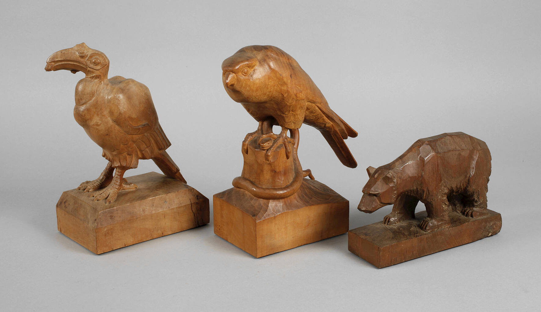 Drei figürliche Schnitzereien