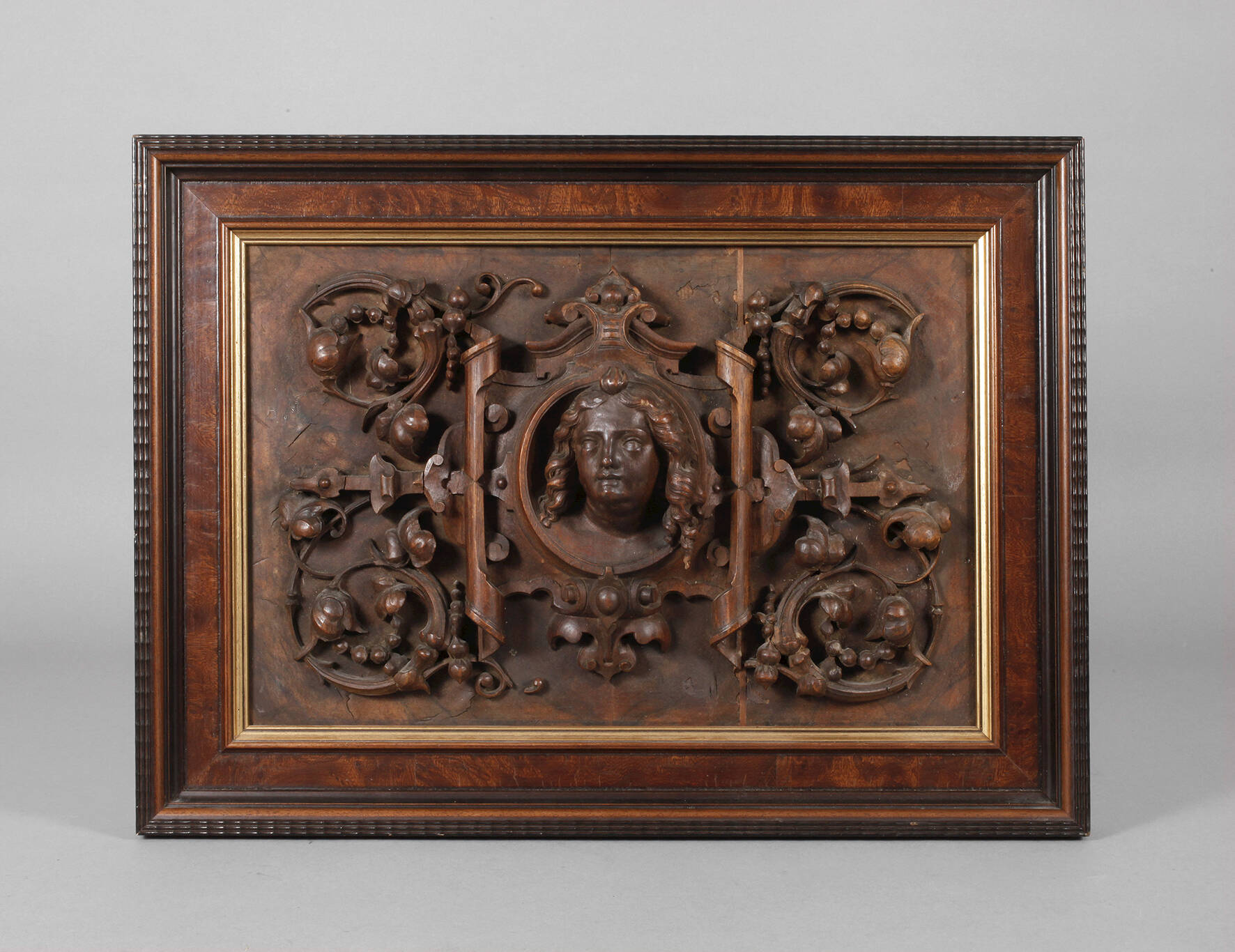 Geschnitztes Wandrelief