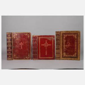 Drei Schatullen mit Spielsteinen