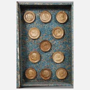 Drei Schatullen mit Spielsteinen