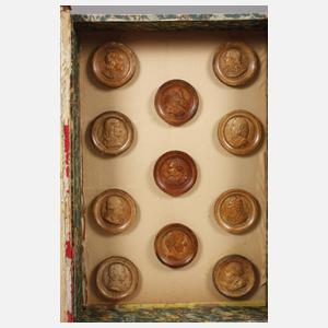 Drei Schatullen mit Spielsteinen