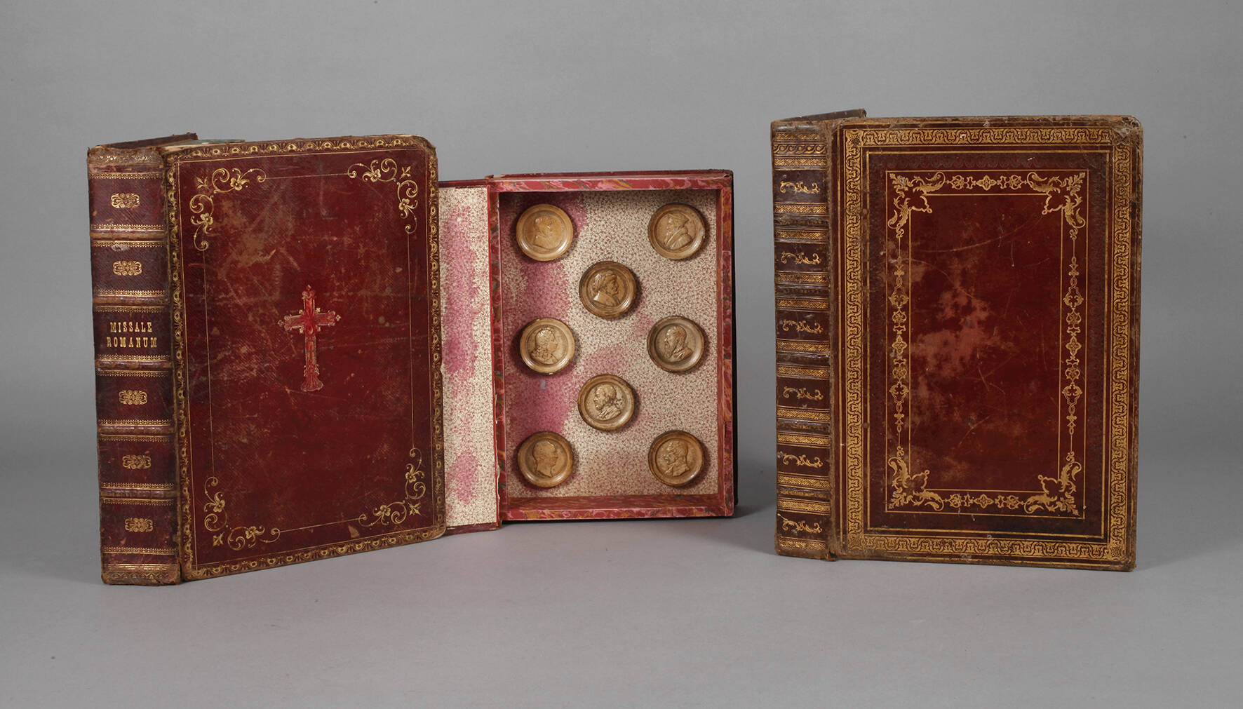 Drei Schatullen mit Spielsteinen