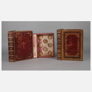 Drei Schatullen mit Spielsteinen