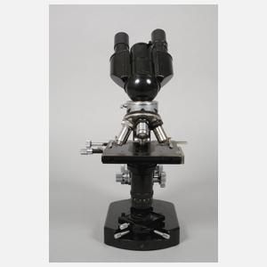 Großes Mikroskop im Kasten