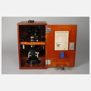 Großes Mikroskop im Kasten