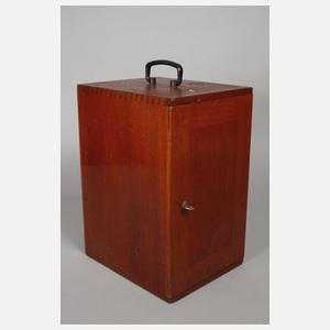 Großes Mikroskop im Kasten