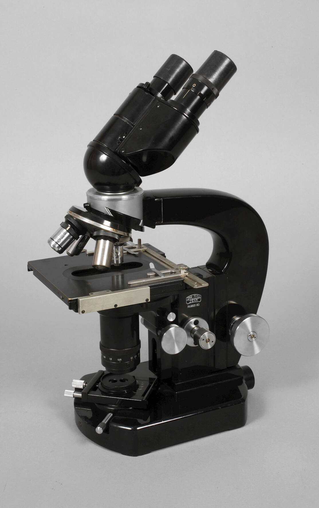 Großes Mikroskop im Kasten