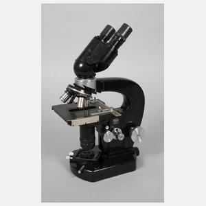 Großes Mikroskop im Kasten