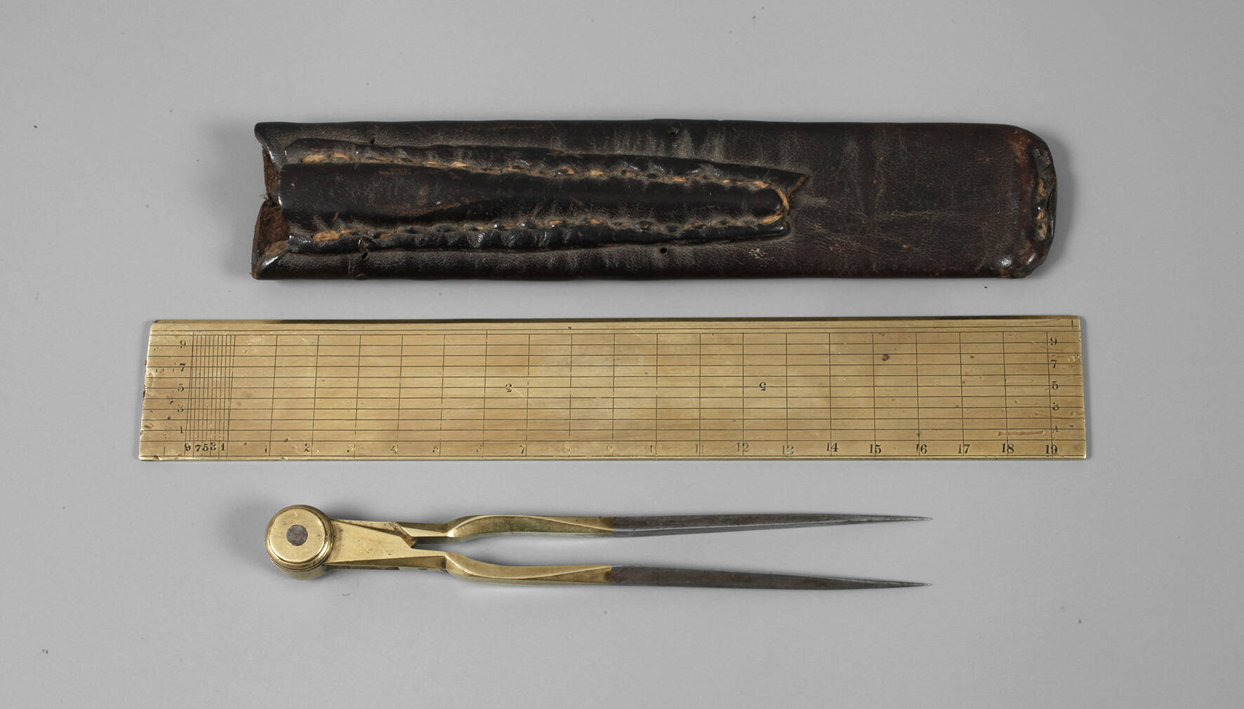 Stechzirkel und Lineal