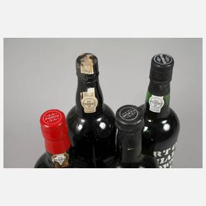 Vier Flaschen Portwein