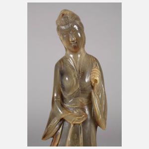 Figürliche Hornschnitzerei