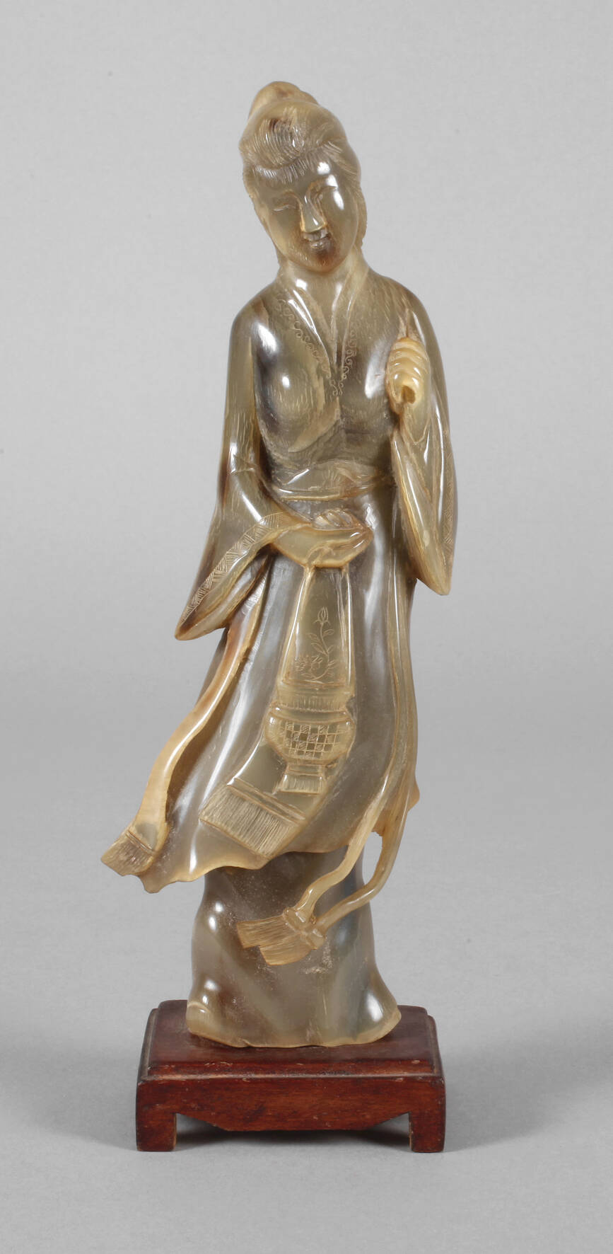 Figürliche Hornschnitzerei