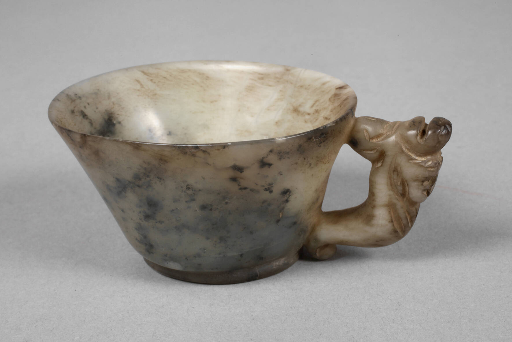 Tasse Steinschnitzerei