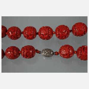 Kette aus geschnitzten Lackkugeln