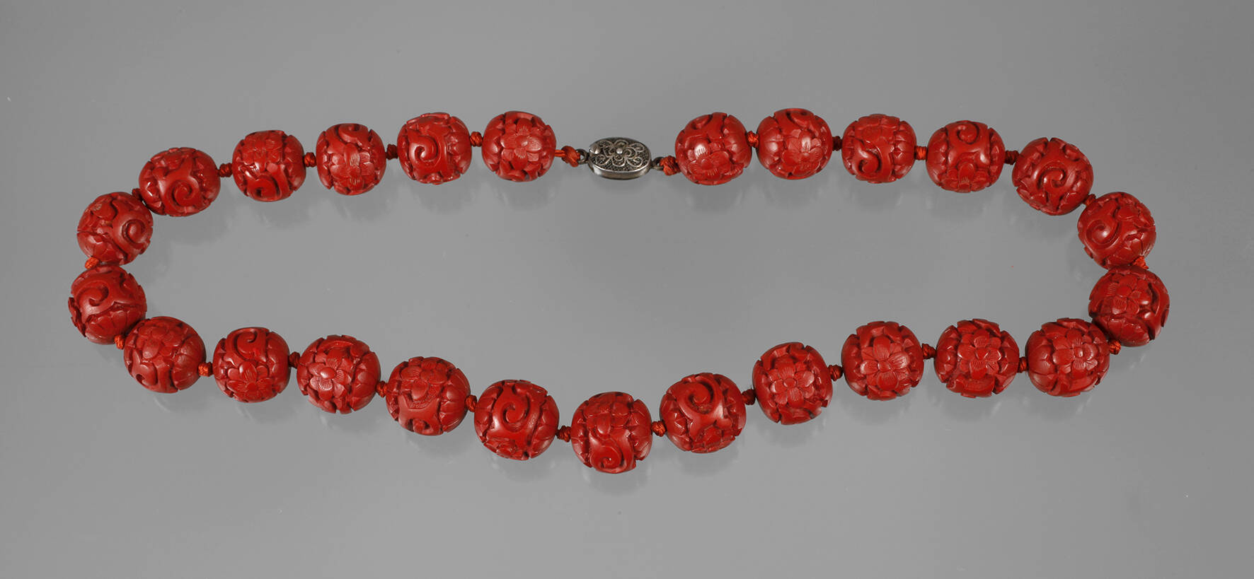 Kette aus geschnitzten Lackkugeln