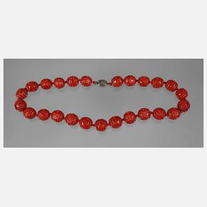 Kette aus geschnitzten Lackkugeln