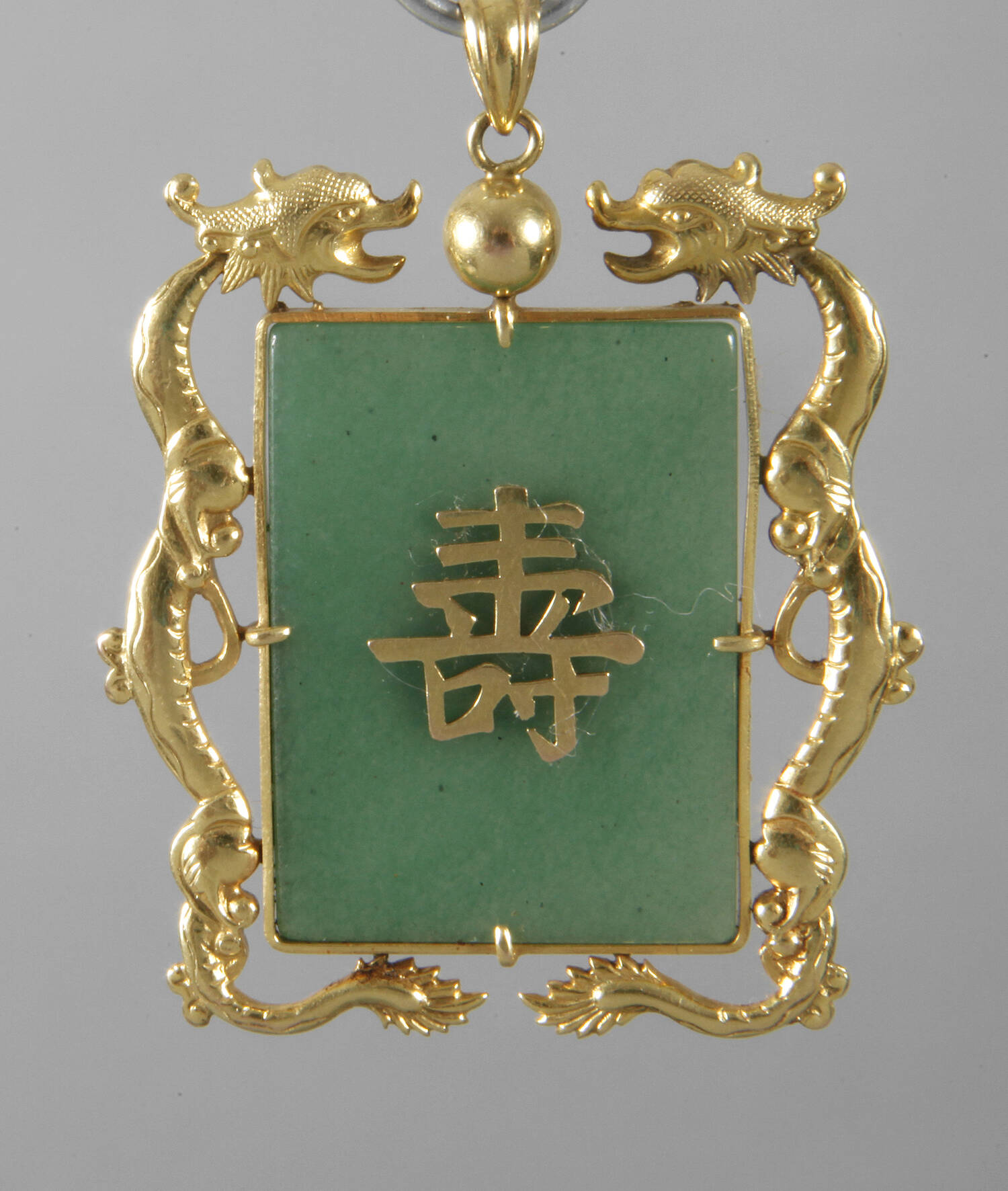 Goldanhänger mit Jade