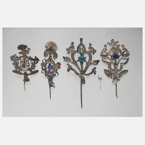 Vier asiatische Gewandnadeln