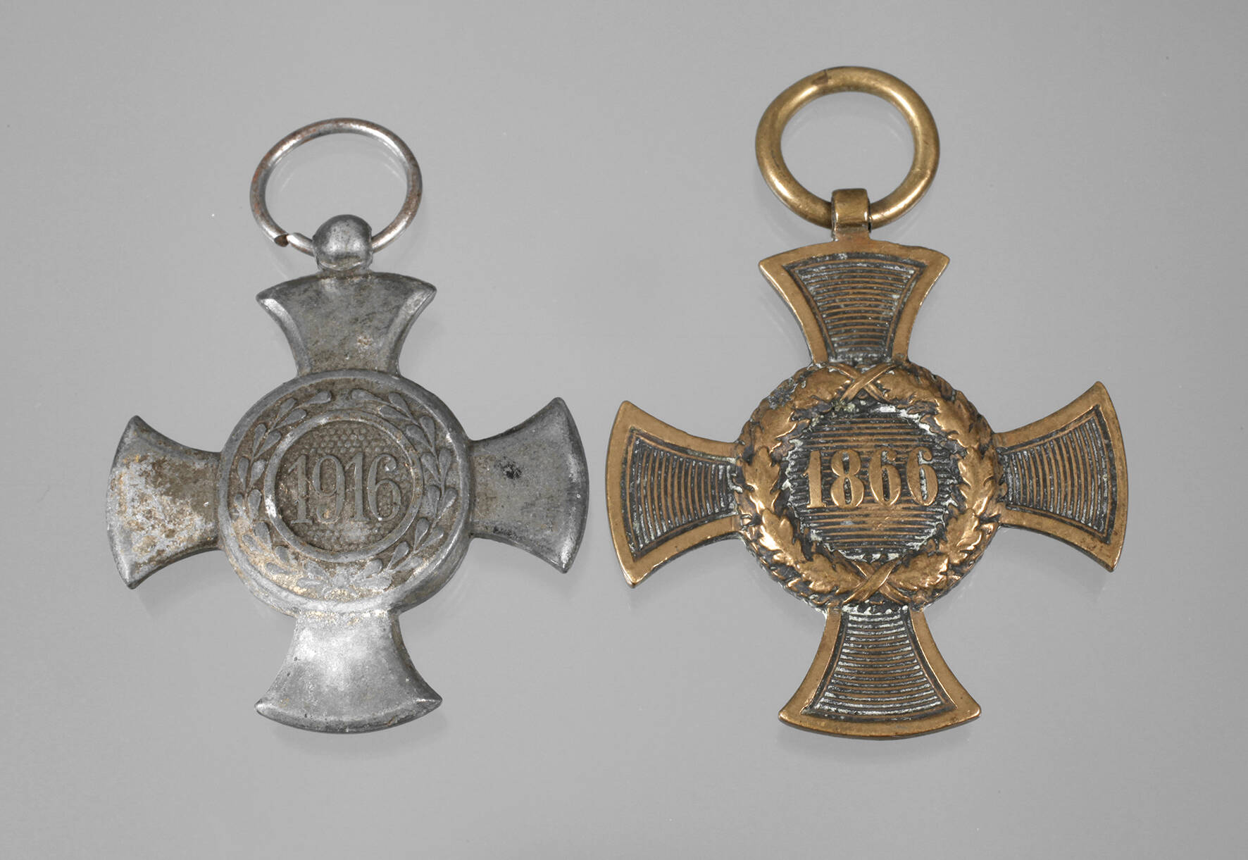 Zwei Verdienstkreuze