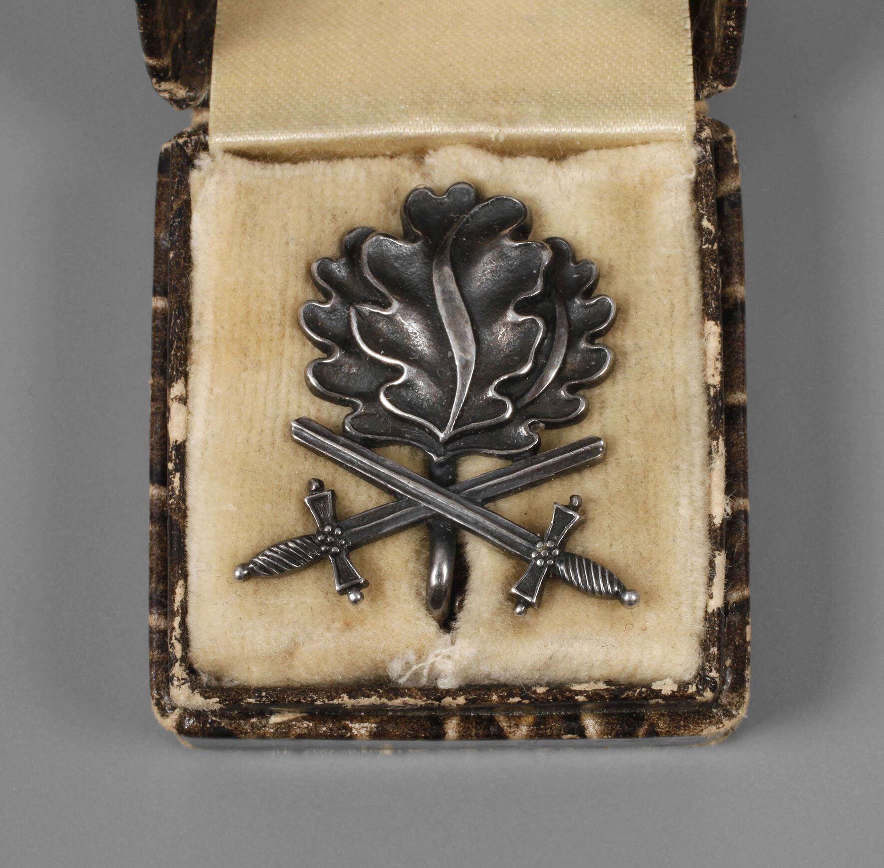 Eichenlaub mit Schwertern