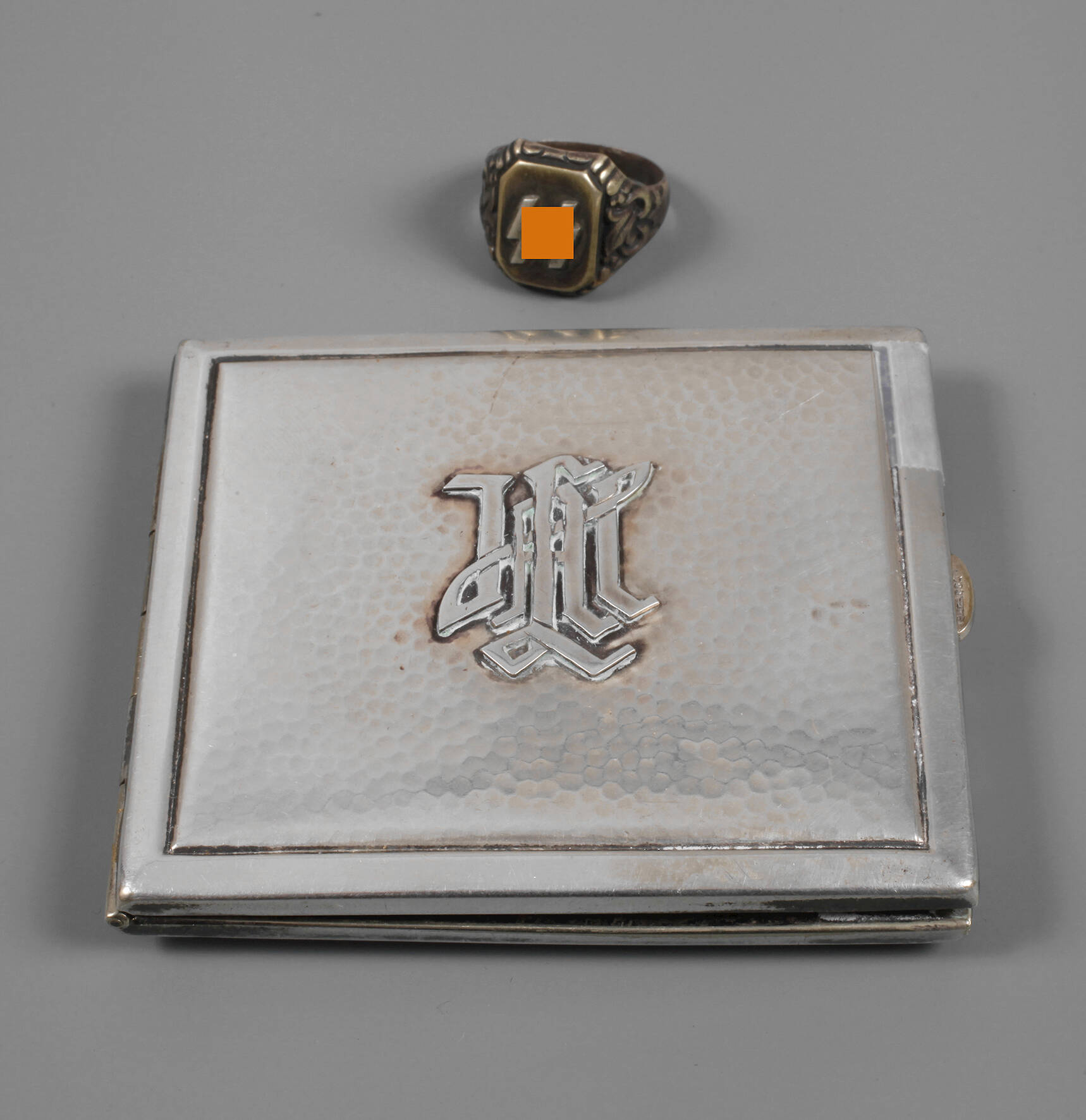 Ring und Zigarettenetui
