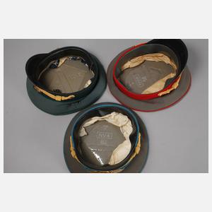 Drei Mützen für Generale der NVA