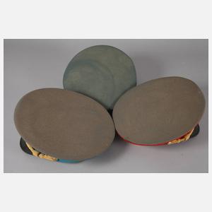 Drei Mützen für Generale der NVA