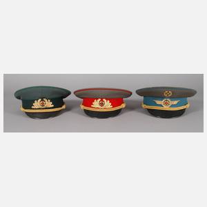 Drei Mützen für Generale der NVA