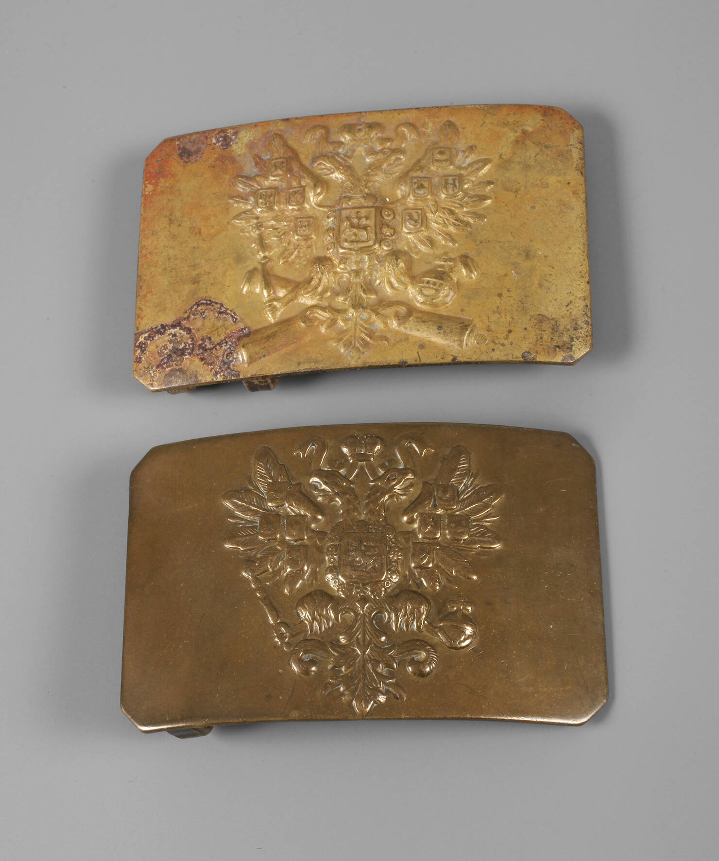 Zwei Koppelschlösser Russland