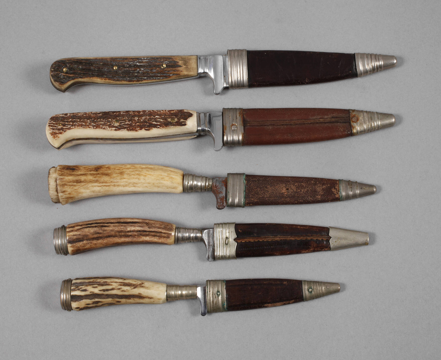 Fünf Jagdmesser