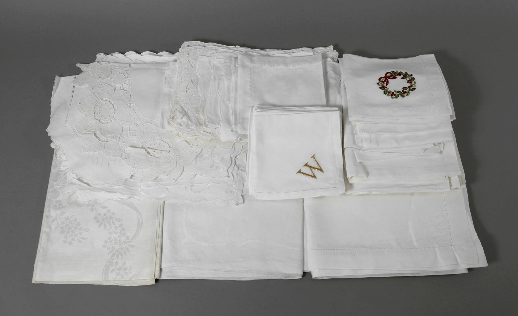 Großes Konvolut bestickte Tischwäsche