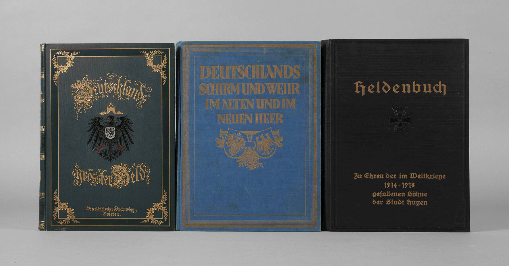 Drei militärische Prachtbände