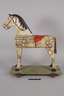 Holzpferd auf Rädern