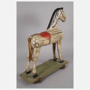 Holzpferd auf Rädern