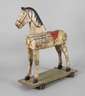 Holzpferd auf Rädern