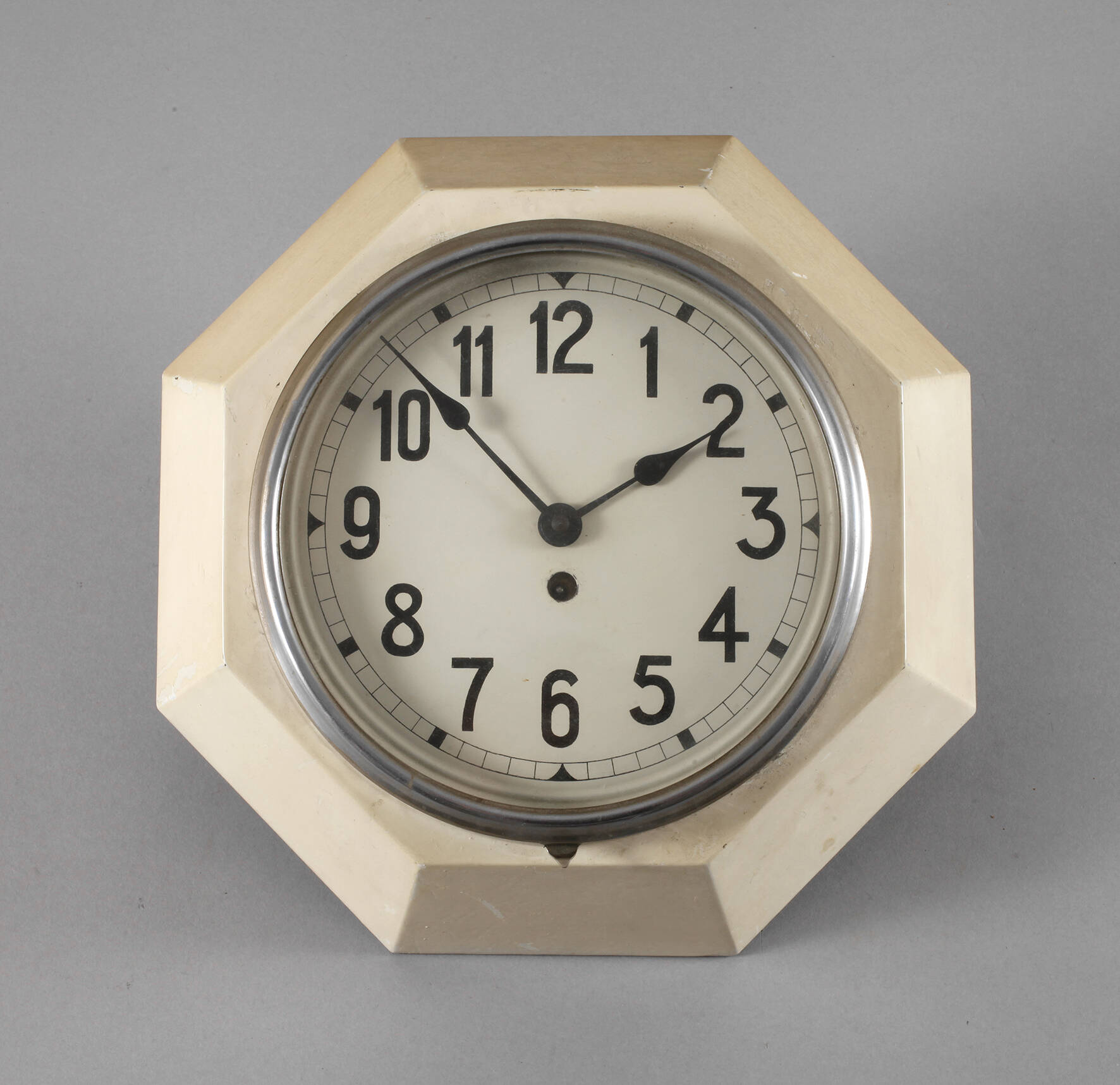 Wanduhr Adolf Loos