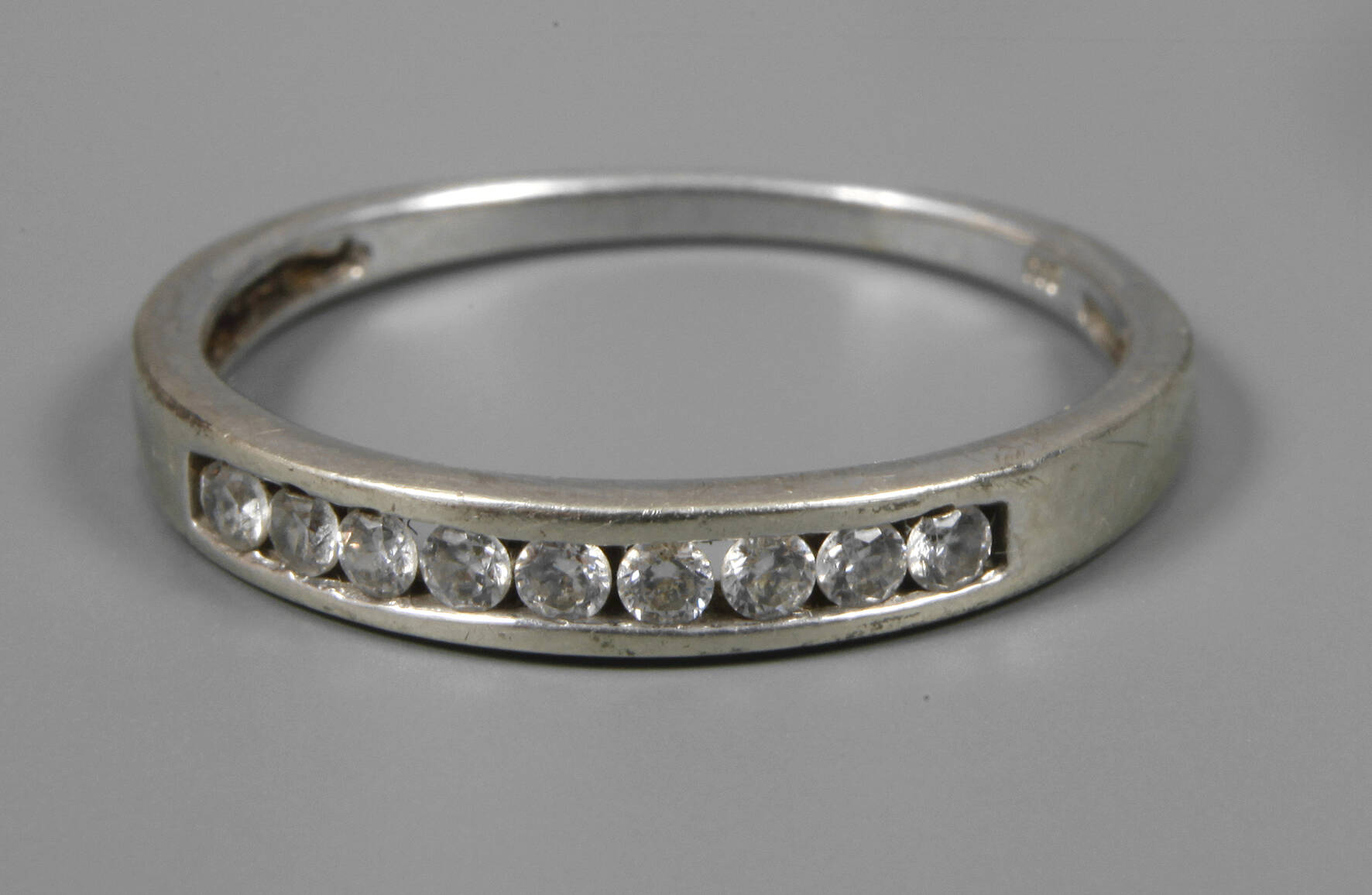 Damenring mit Steinbesatz