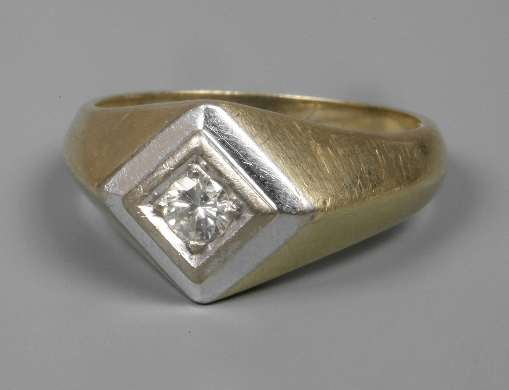 Herrenring mit einem Brillanten