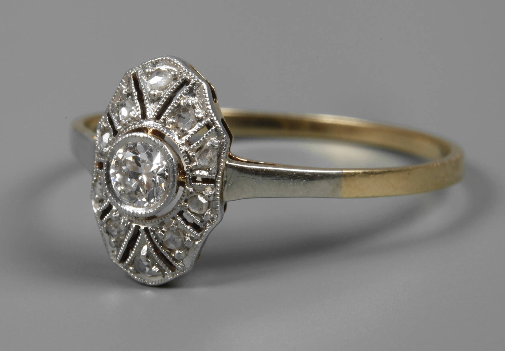 Damenring mit Diamanten