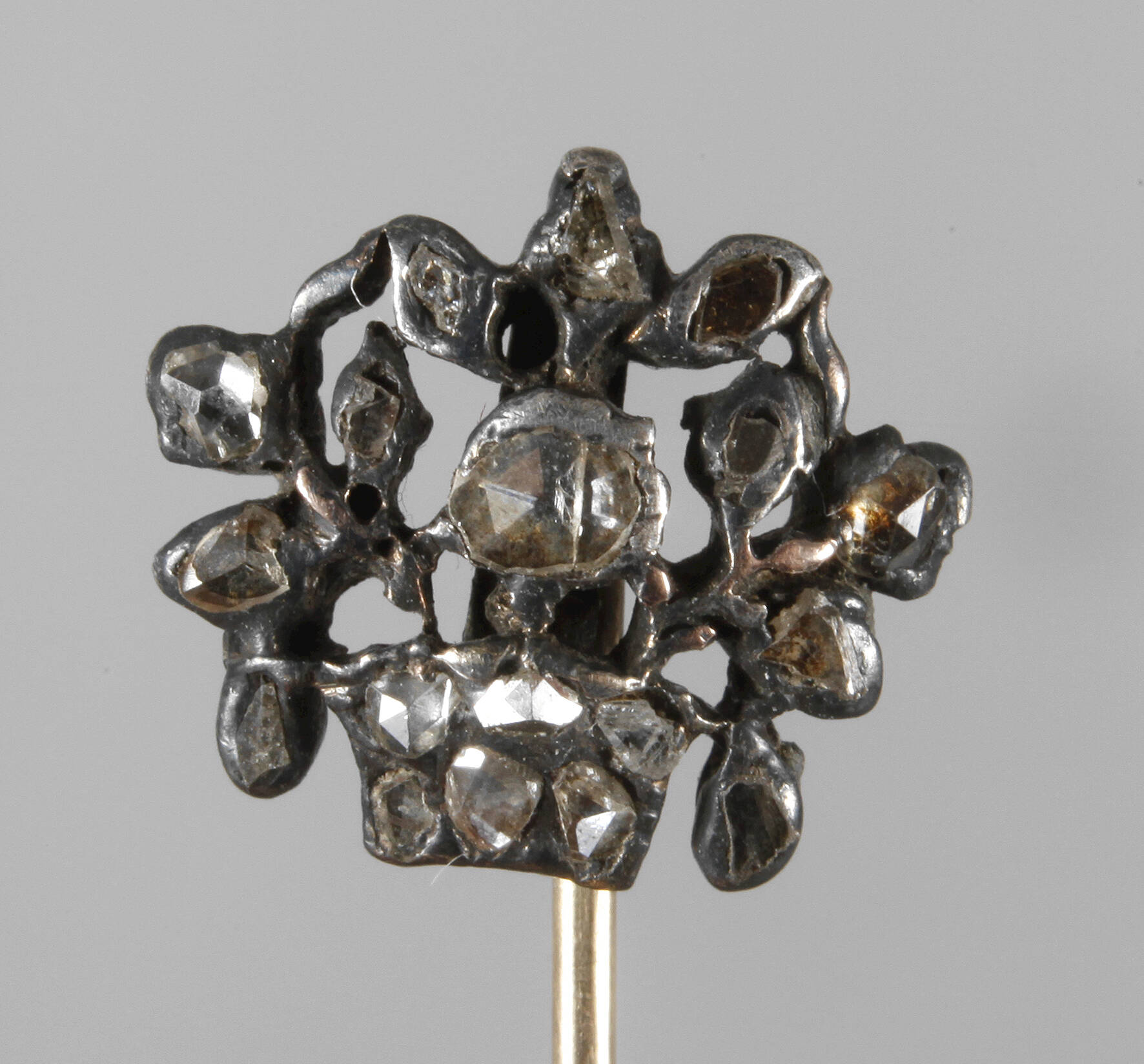 Reversnadel mit Diamanten