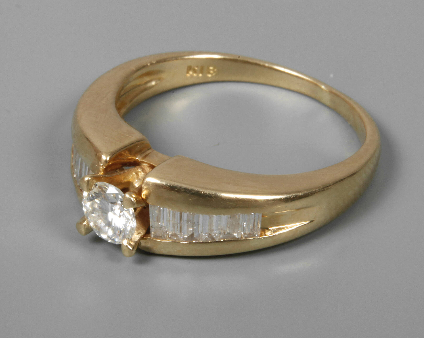 Damenring mit Diamantbesatz