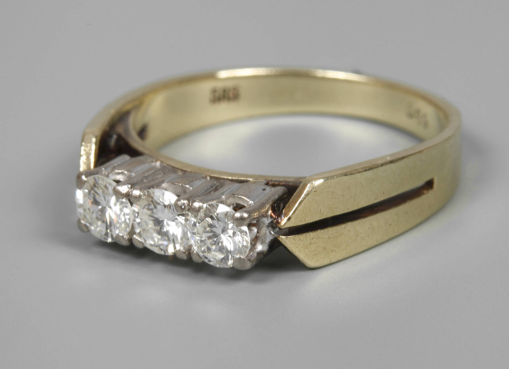 Damenring mit drei Brillanten