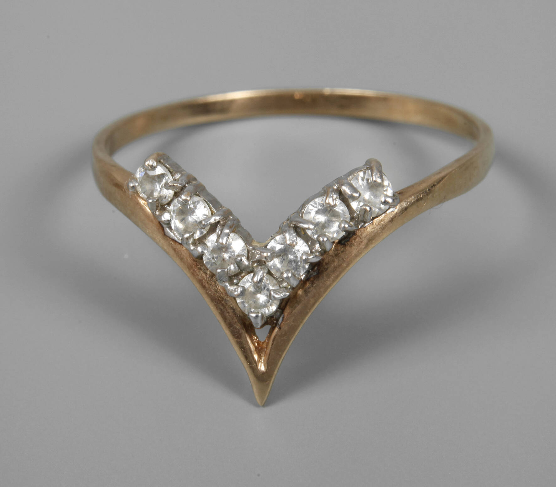 Damenring mit Steinbesatz