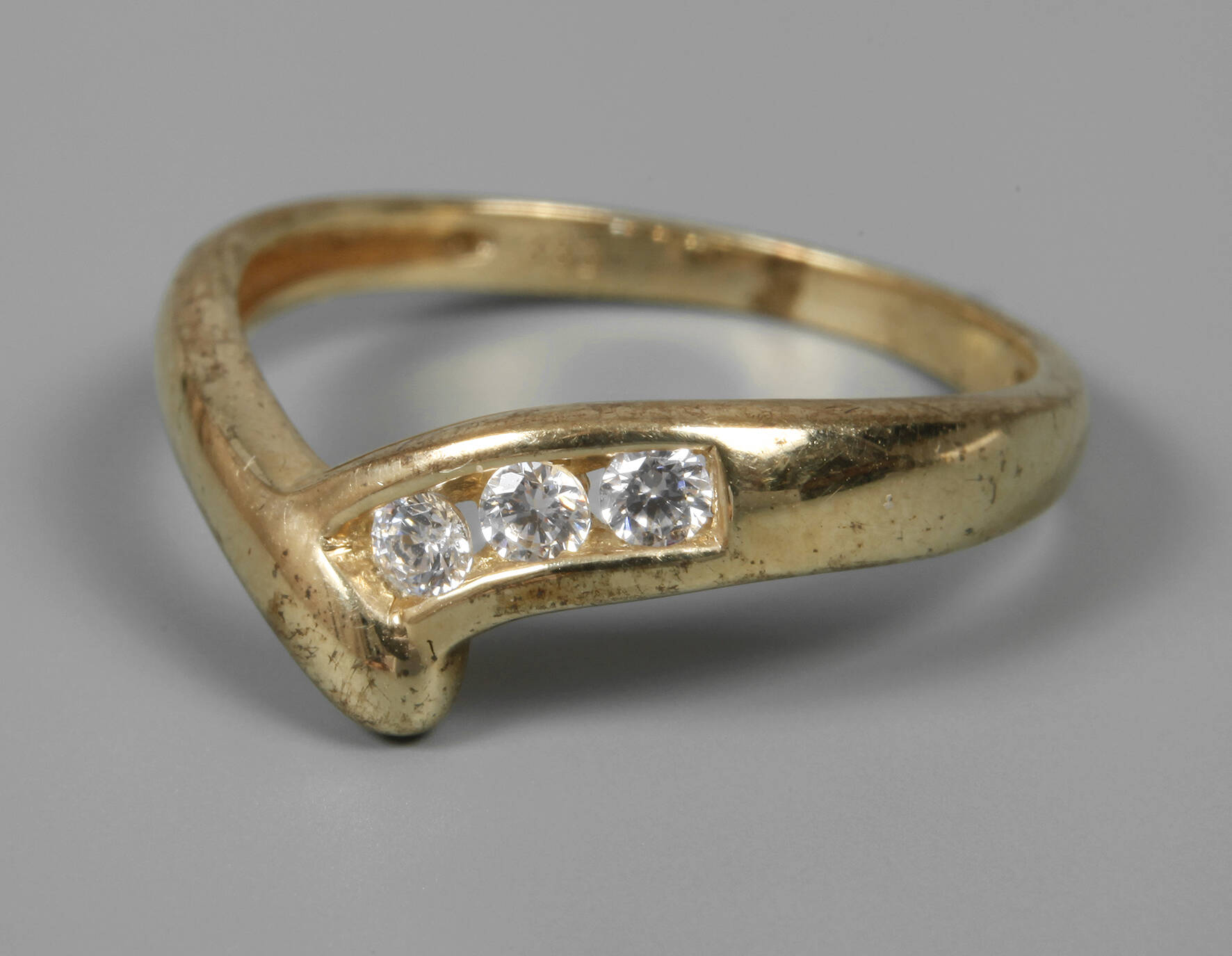 Damenring mit Steinbesatz