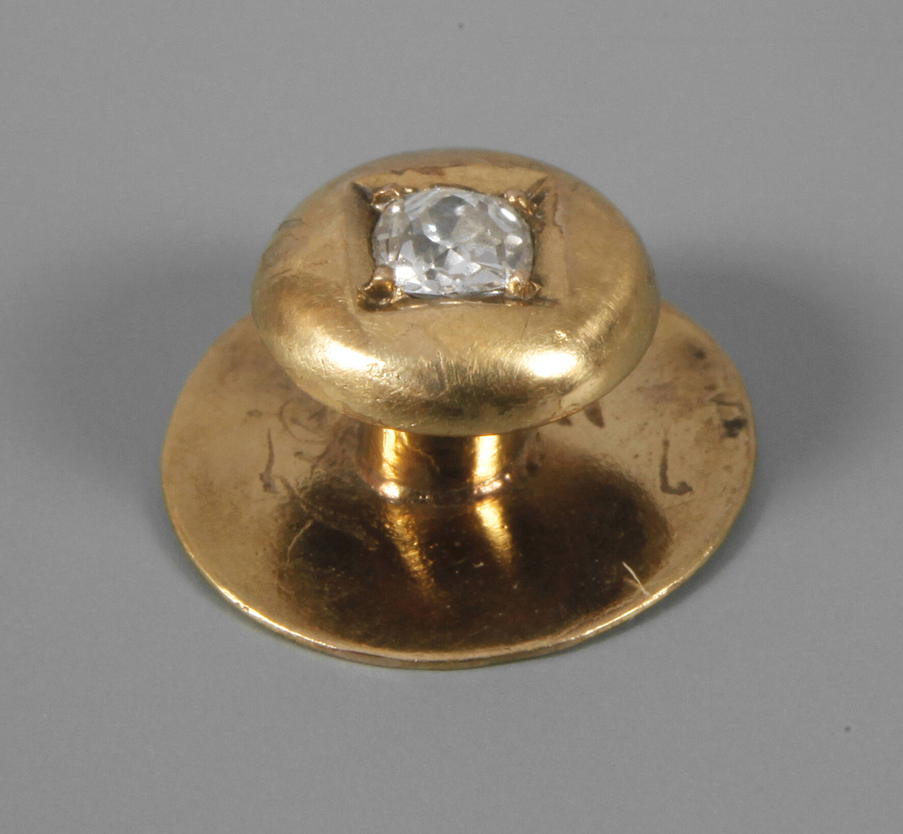 Knopfloch-Pin mit einem Diamanten
