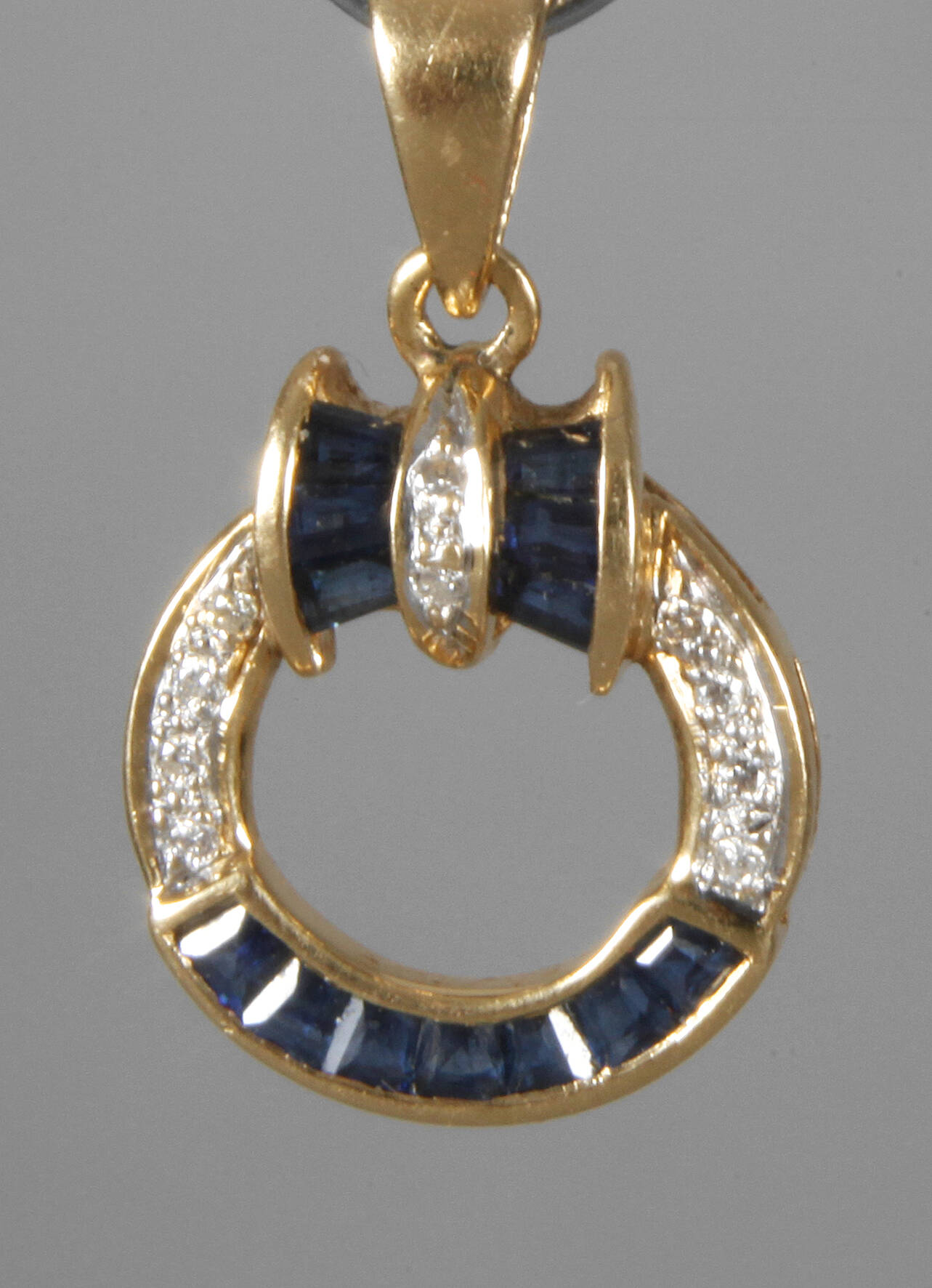 Anhänger mit Saphiren