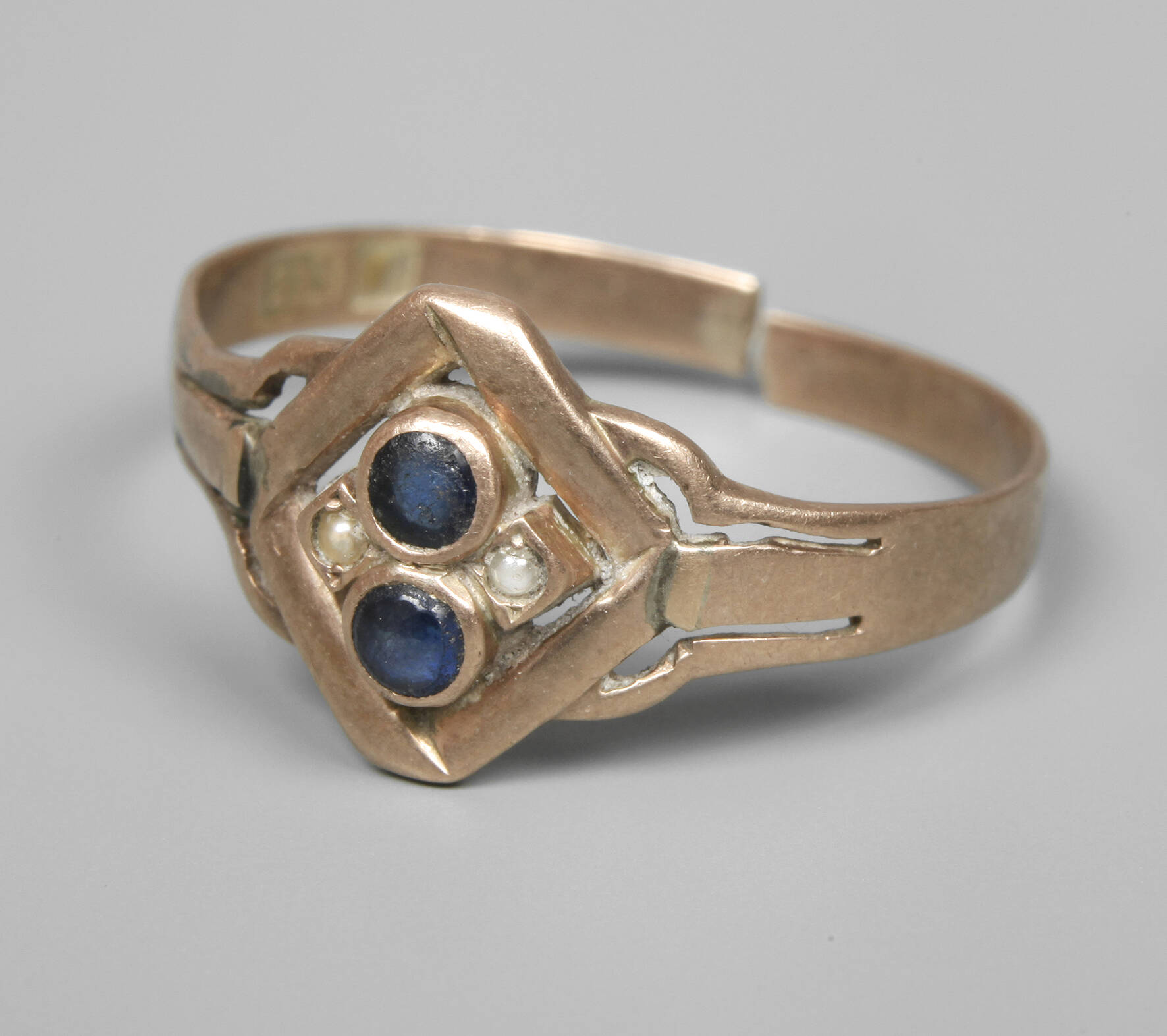 Jugendstilring mit Saphiren und Perlen