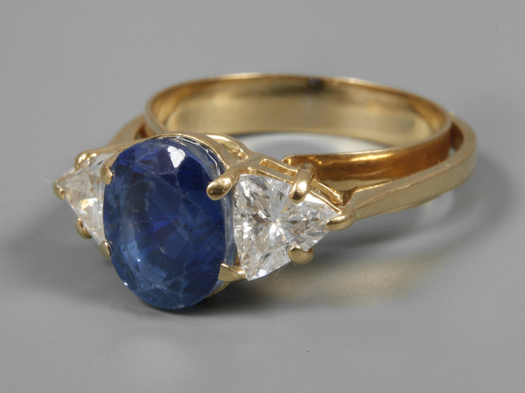 Damenring mir Saphir und Diamanten